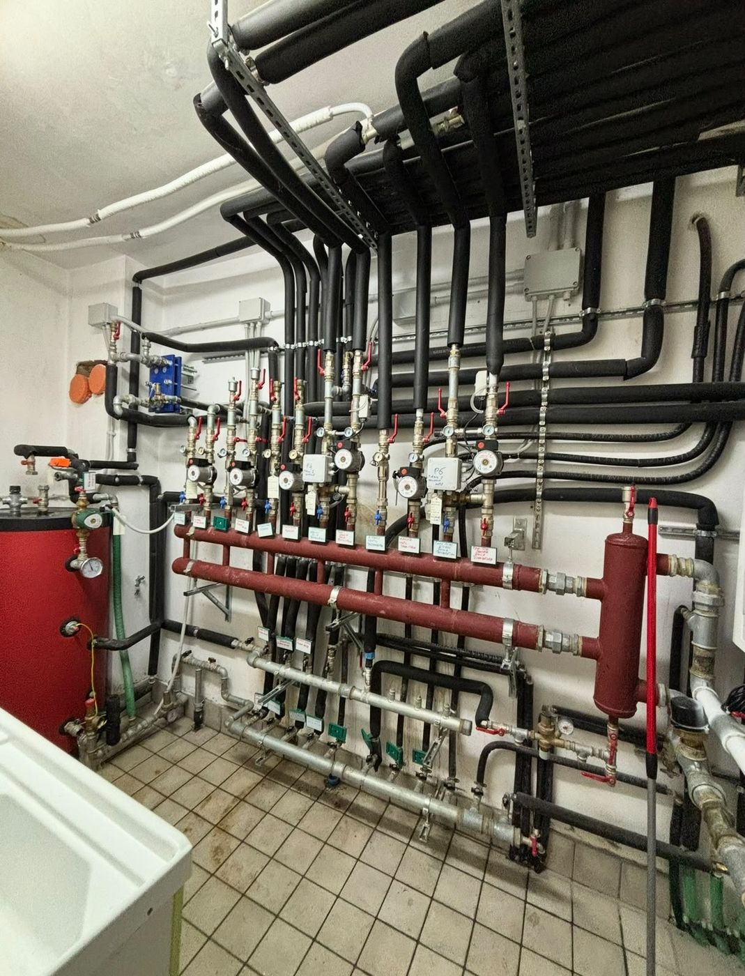 Centrale termica con collettori e circolatori